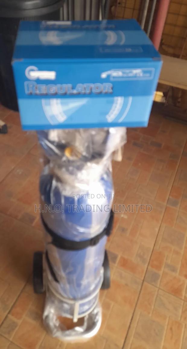 10liyres Oxygen Cylinder,Flowmeter and Trolley(Complete) · Photo 2