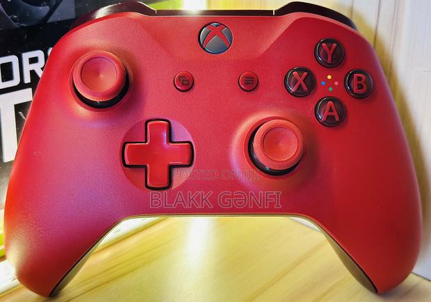 Xbox One S Red Controller · Photo 4