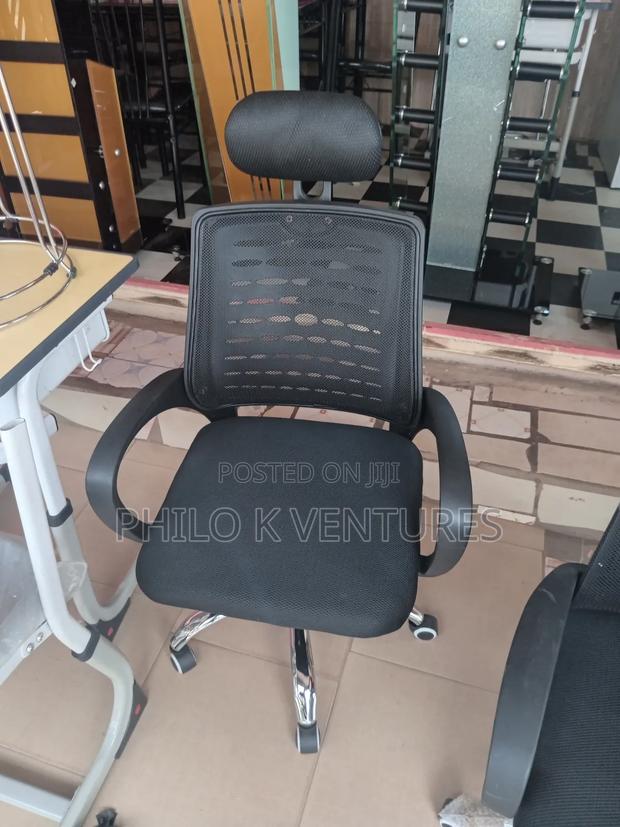 Rotatable Office Chair With Head Rest · Photo 2