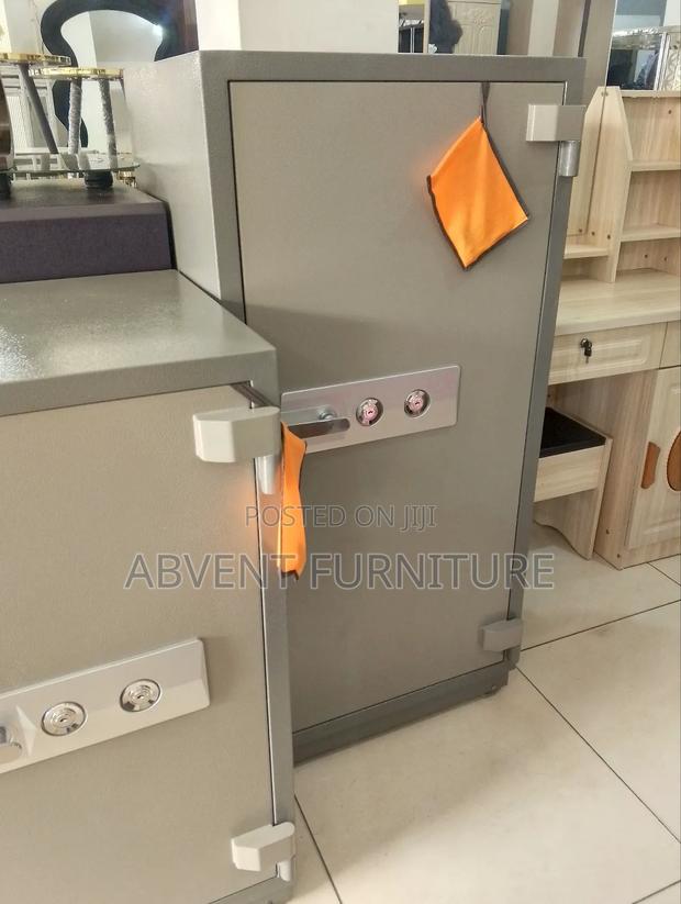 Extremely Heavy Documents And Money Safe · Photo 2