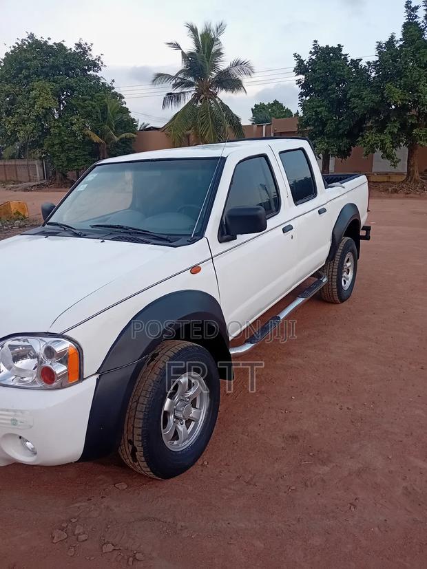 Nissan Hardbody 2010 White photo 2