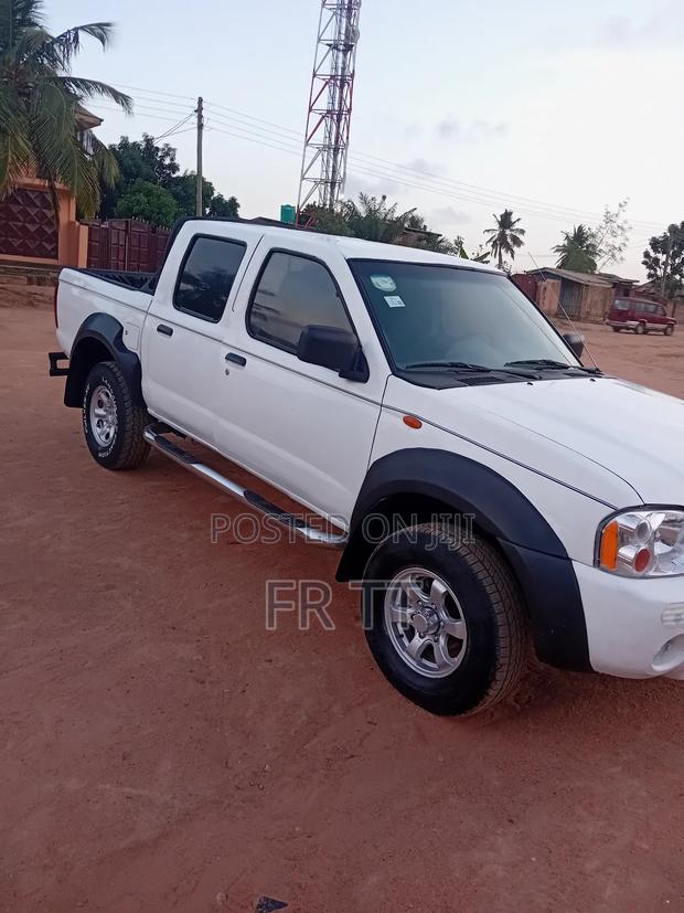 Nissan Hardbody 2010 White photo 3