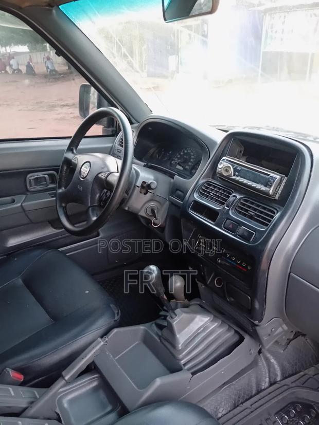 Nissan Hardbody 2010 White photo 8