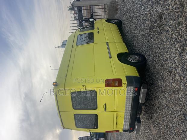 Mercedes-Benz Sprinter 2005 Yellow photo 3