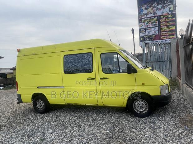 Mercedes-Benz Sprinter 2005 Yellow photo 2