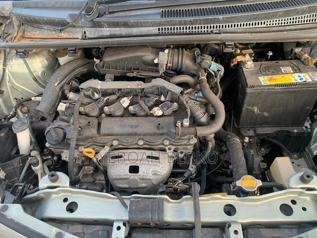 Toyota Vitz 2013 Silver