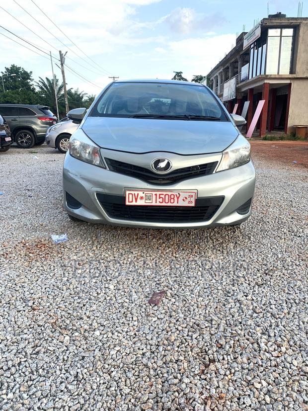 Toyota Vitz 2013 Silver