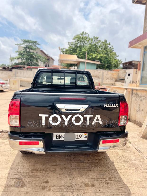 Toyota Hilux Workmate 4x4 2019 Black · Photo 4