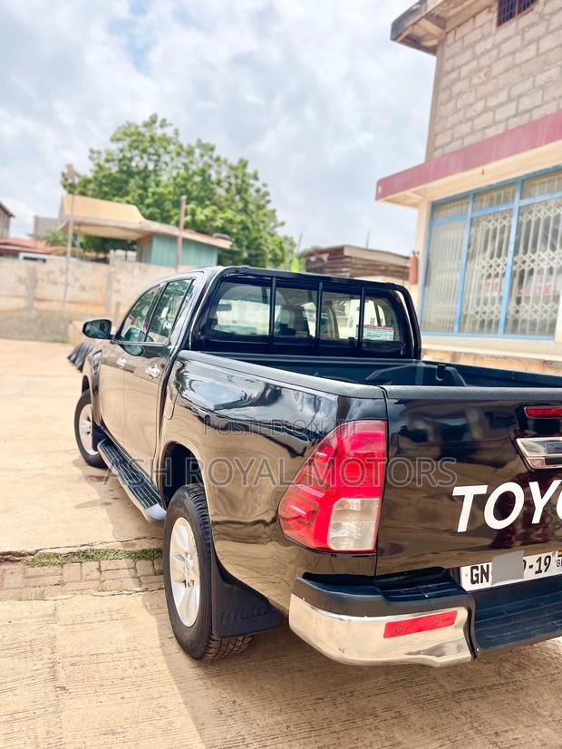 Toyota Hilux Workmate 4x4 2019 Black · Photo 3