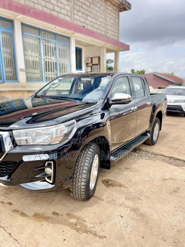 Toyota Hilux Workmate 4x4 2019 Black · Photo 2