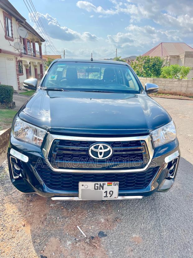 Toyota Hilux Workmate 4x4 2019 Black · Photo 1