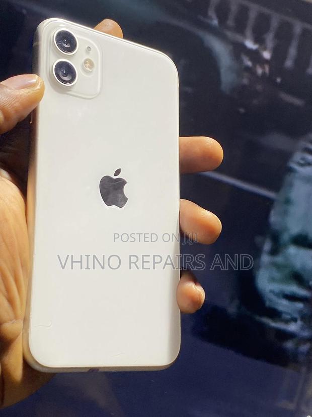New Apple iPhone 11 128 GB White photo 3