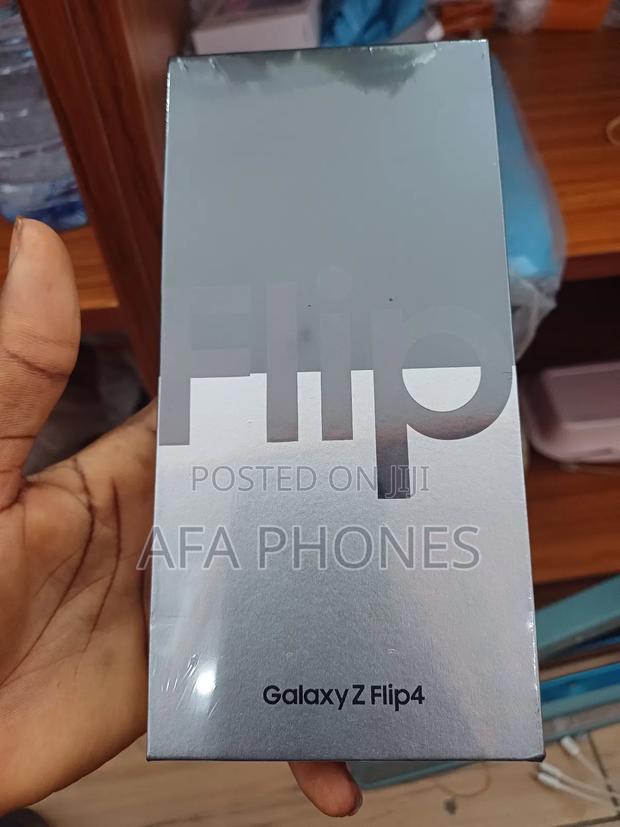 New Samsung Galaxy Z Flip4 256 GB Black photo 2