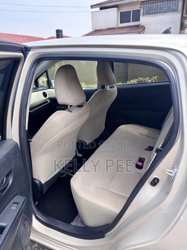 Toyota Vitz 2012 Silver