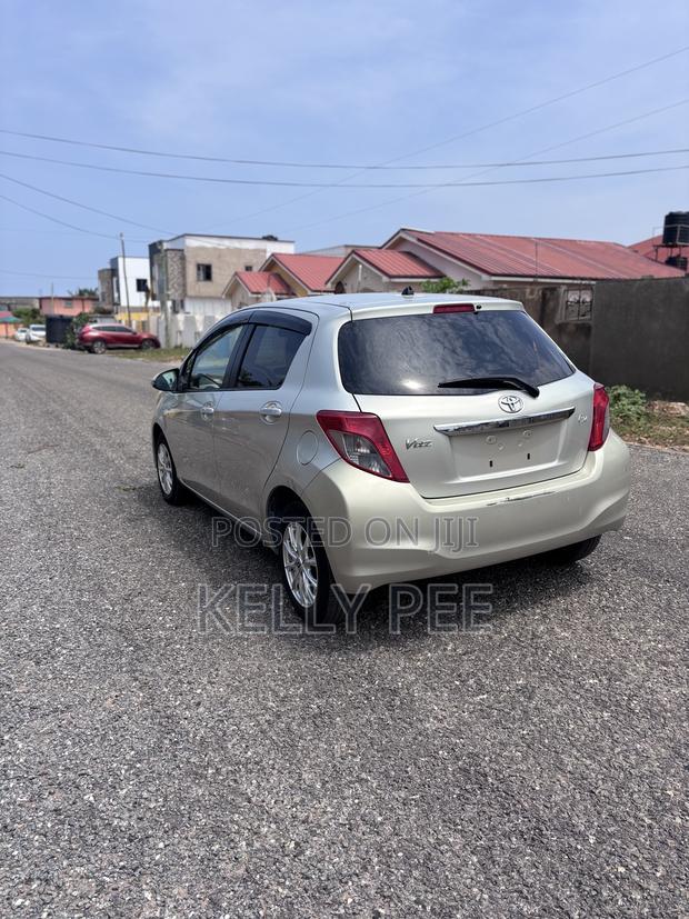 Toyota Vitz 2012 Silver