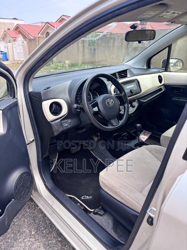 Toyota Vitz 2012 Silver