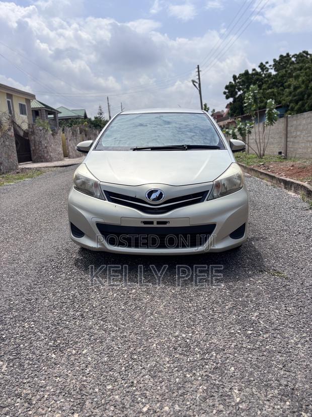 Toyota Vitz 2012 Silver