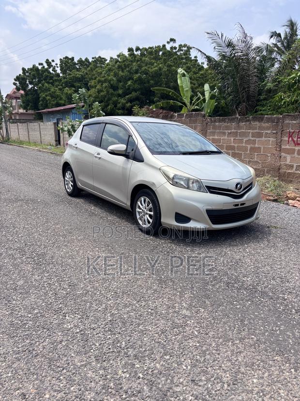 Toyota Vitz 2012 Silver