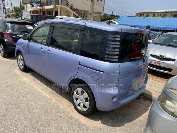 Toyota Sienta 2013 Red