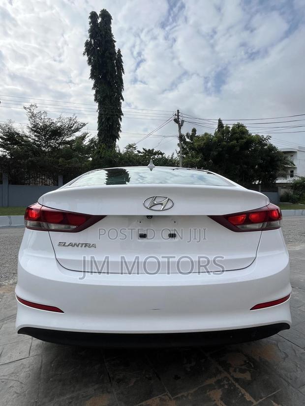 Hyundai Elantra SE Sedan FWD (2.0L 4cyl 6M) 2017 White photo 6