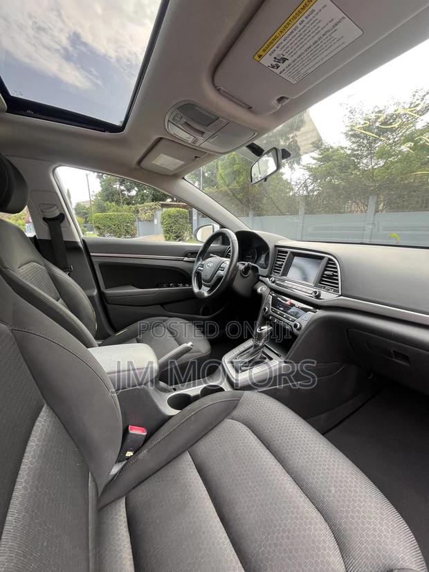 Hyundai Elantra SE Sedan FWD (2.0L 4cyl 6M) 2017 White photo 5