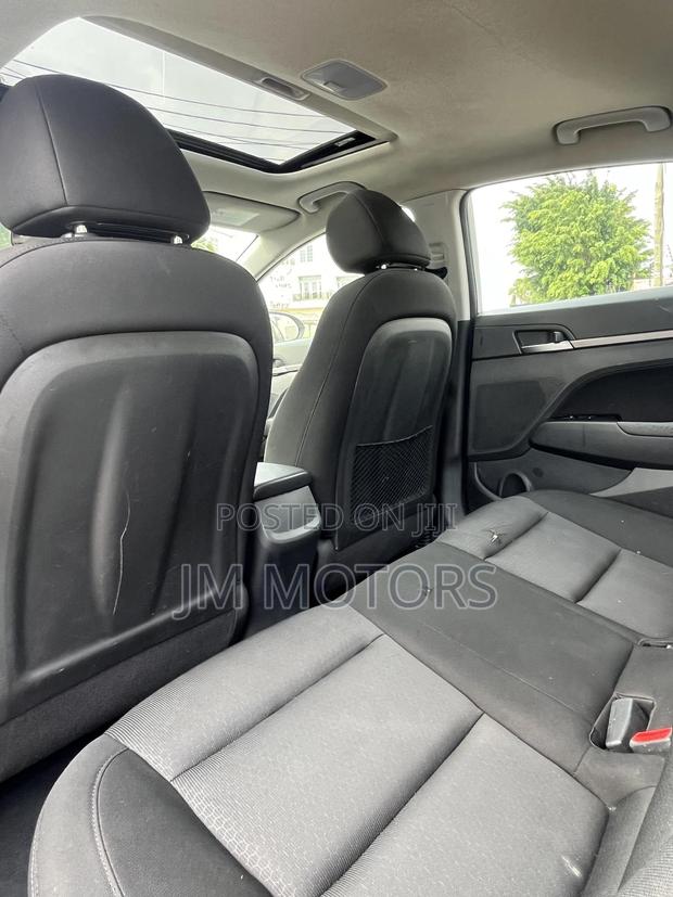 Hyundai Elantra SE Sedan FWD (2.0L 4cyl 6M) 2017 White photo 4