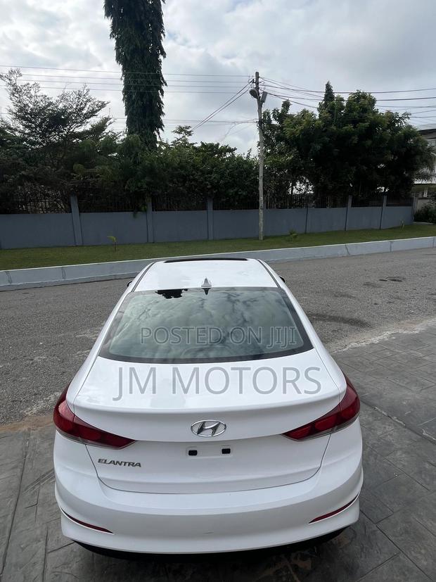 Hyundai Elantra SE Sedan FWD (2.0L 4cyl 6M) 2017 White photo 7