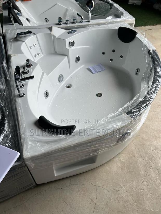 Corner Jacuzzi With Bluetooth And Light · Photo 2
