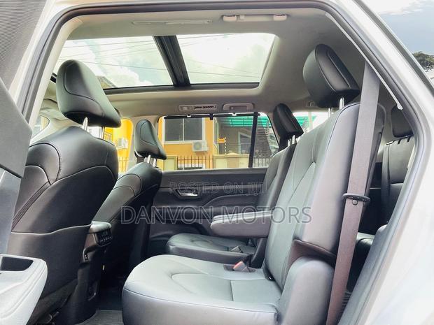 Toyota Grand Highlander XLE AWD 2024 White photo 9