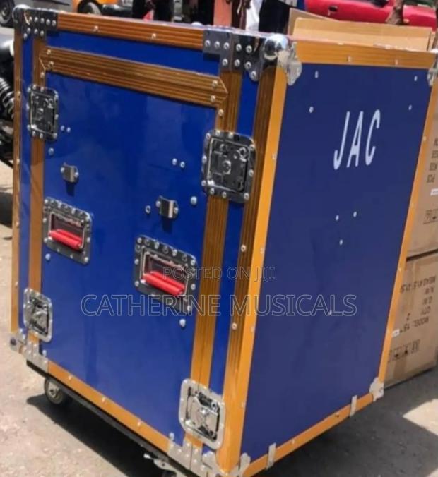 I6 Units Amplifier Rack · Photo 2