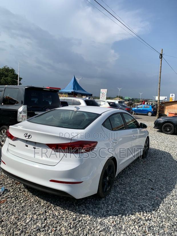 Hyundai Elantra SE 2018 White photo 8