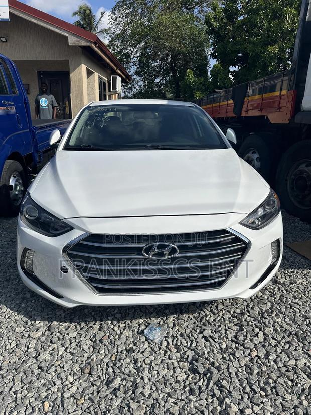 Hyundai Elantra SE 2018 White photo 11