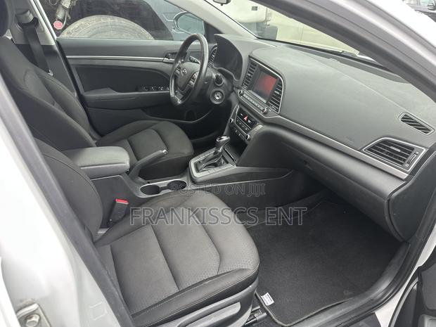 Hyundai Elantra SE 2018 White photo 3