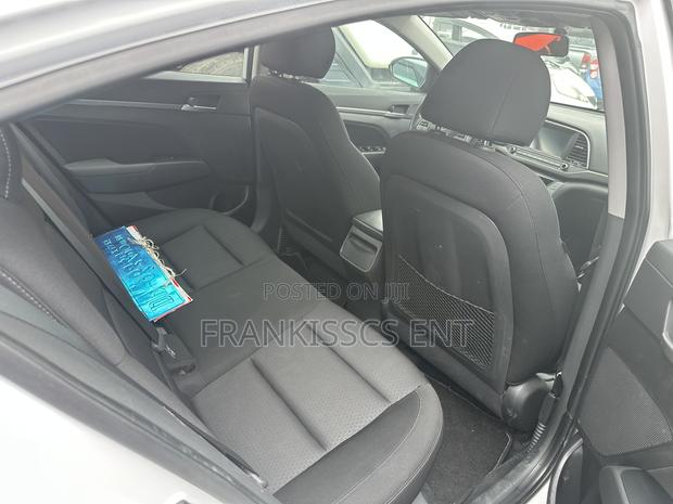 Hyundai Elantra SE 2018 White photo 7