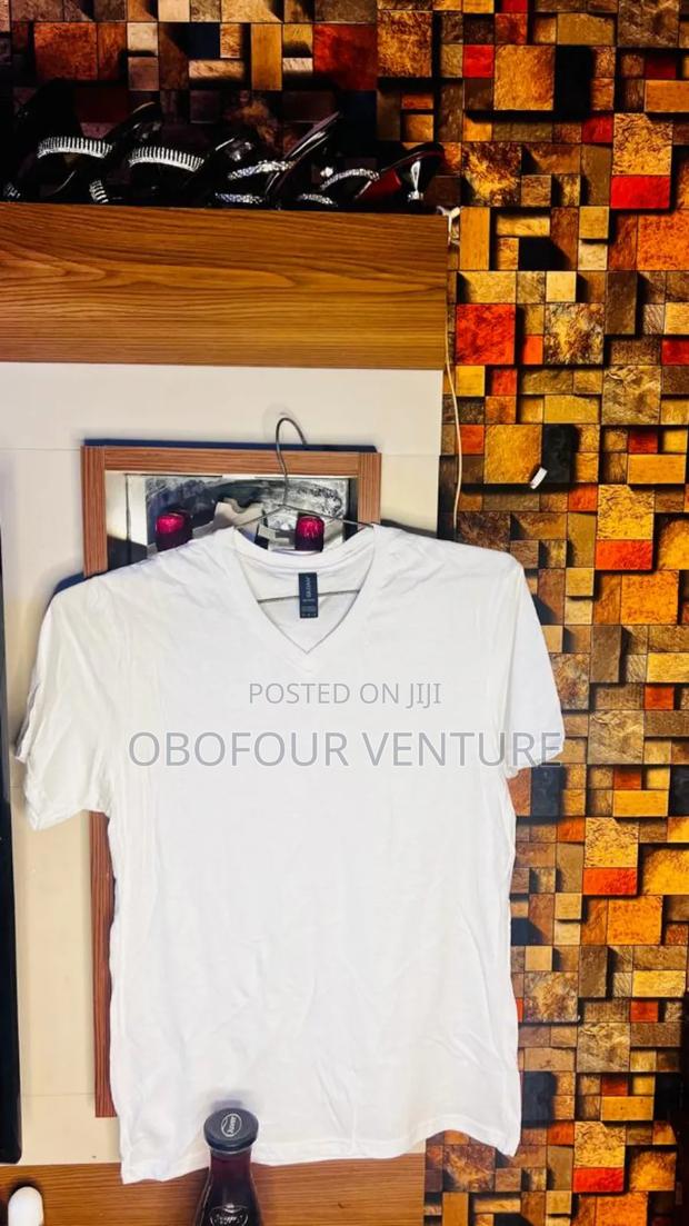 Plain White v-Neck T-Shirt, From Usa 0191 ML · Photo 3