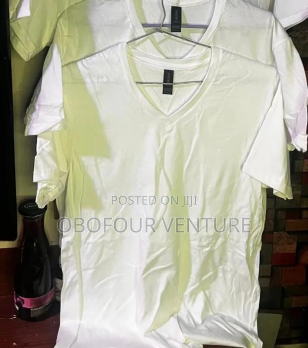 Plain White v-Neck T-Shirt, From Usa 0191 ML · Photo 4