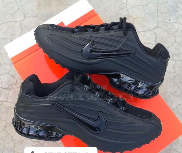 Nike Air Max Plus All Black · Photo 4