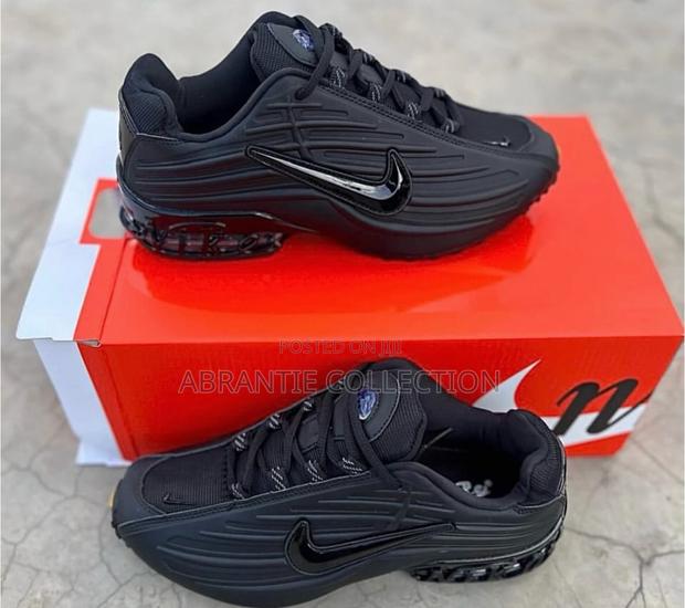 Nike Air Max Plus All Black · Photo 3