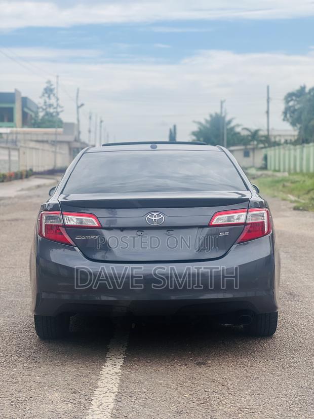 Toyota Camry SE 4dr Sedan (2.5L 4cyl 6A) 2014 Gray