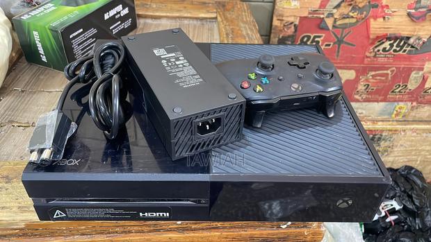 Xbox One Console With Games · Photo 2