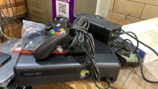 Xbox 360 Slim With Games · Photo 2