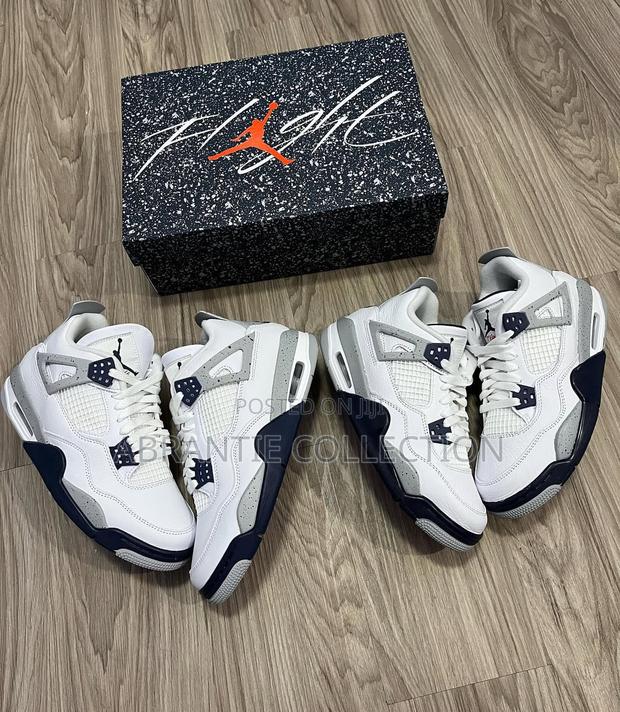 Air Jordan Retro 4 Midnight Navy · Photo 3