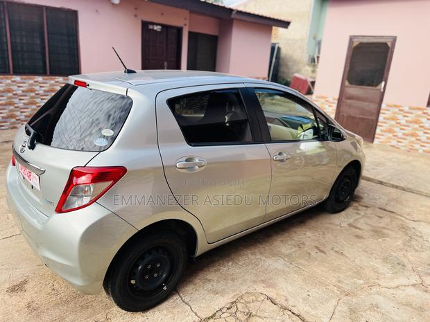 Toyota Vitz 1.3 FWD 5dr 2012 Gray photo 7