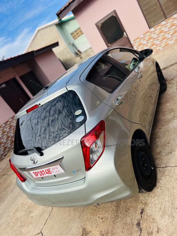 Toyota Vitz 1.3 FWD 5dr 2012 Gray photo 5