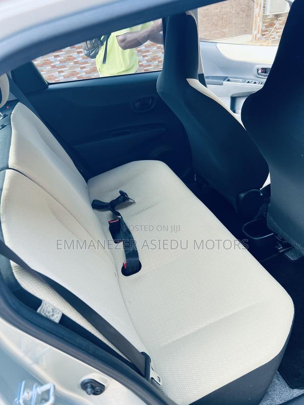 Toyota Vitz 1.3 FWD 5dr 2012 Gray photo 8