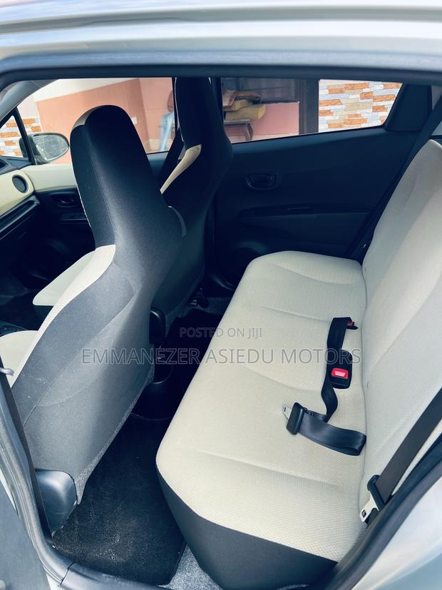 Toyota Vitz 1.3 FWD 5dr 2012 Gray photo 9