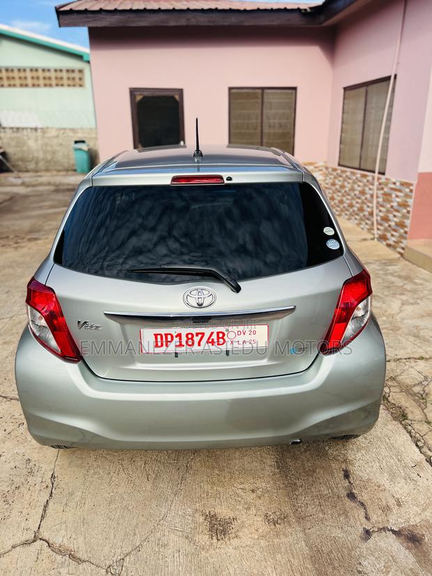 Toyota Vitz 1.3 FWD 5dr 2012 Gray photo 6
