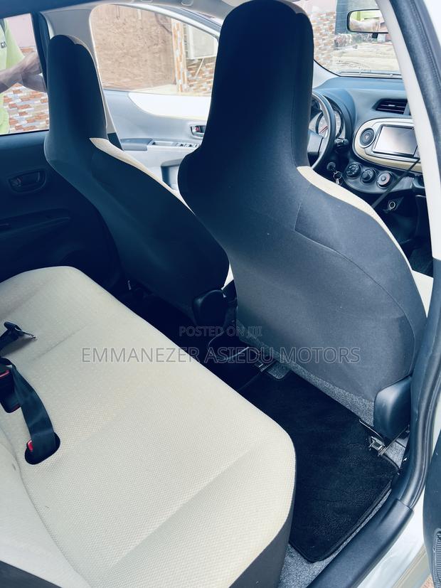 Toyota Vitz 1.3 FWD 5dr 2012 Gray photo 10