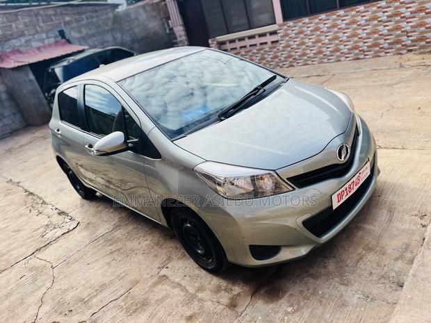 Toyota Vitz 1.3 FWD 5dr 2012 Gray photo 2