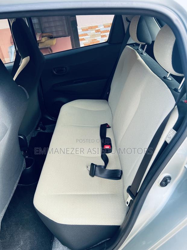 Toyota Vitz 1.3 FWD 5dr 2012 Gray photo 13